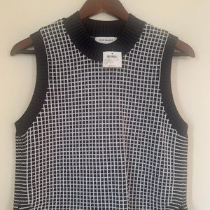 Crew Neck Sleeveless Top size M